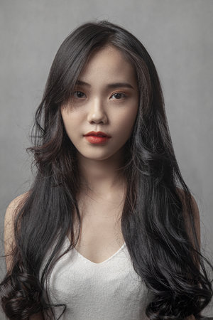 握住她刚刚发育的小馒头视频